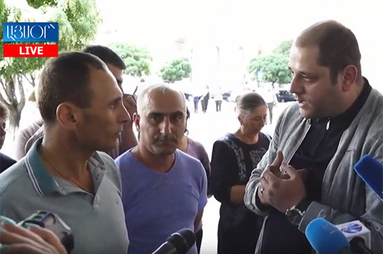 Ոռոգման ջուրը փակել են, բերքը չորանում է. Գետաշենի բնակիչները կառավարության դիմաց բողոքի ակցիա են իրականացնում