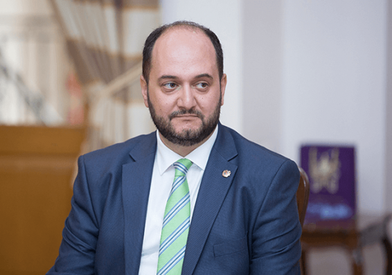 ՈՒղիղ. «Արայի՛կ, հեռացի՛ր». ՀՅԴ երիտասարդներն ու ԵՊՀ ուսանողները շարունակում են նստացույցը ԿԳՄՍՆ շենքի դիմաց