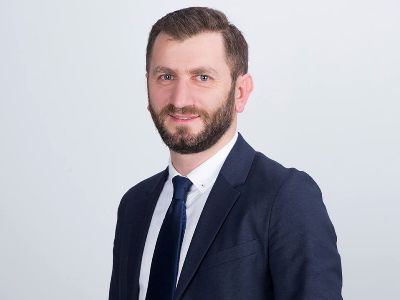Следователь СНБ пытается изъять компьютер адвоката