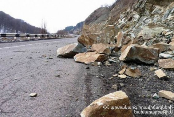 На дороге Горис - Татев произошел камнепад