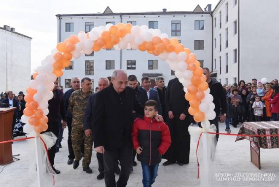 Президент Арцаха присутствовал на церемонии открытия нового жилого квартала в городе Мартуни