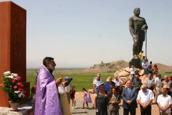 Photo. Բացվեց 2,5 մ բարձրությամբ խաչքար-հուշակոթողը
