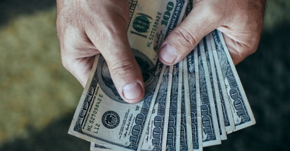 Bloomberg-ը պատմել է Բաքվում արտարժույթ գնելու դժվարությունների մասին
