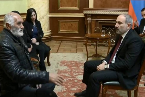 Премьер-министр РА принял родственников погибшего военнослужащего Артура Аджамяна