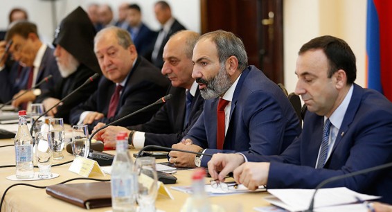 Между властью и оппозицией: подписав закон о КС, президент Армении сделал четкий выбор