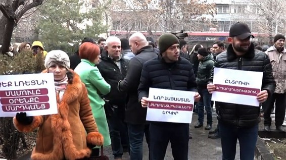 Վերաքննիչ դատարանի դիմաց պահանջում են ազատ արձակել Արմեն Թավադյանին