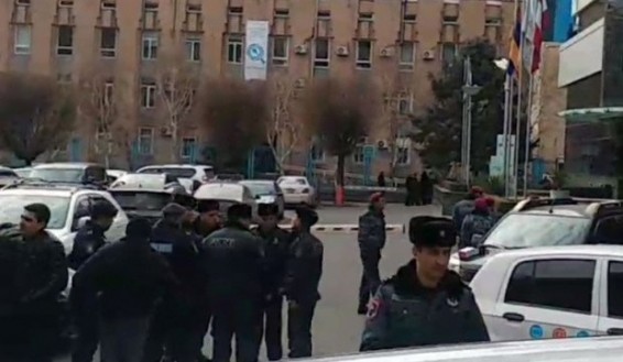 Ոստիկանության «սպեցնազը» ևս ժամանեց Էրեբունի Պլազա