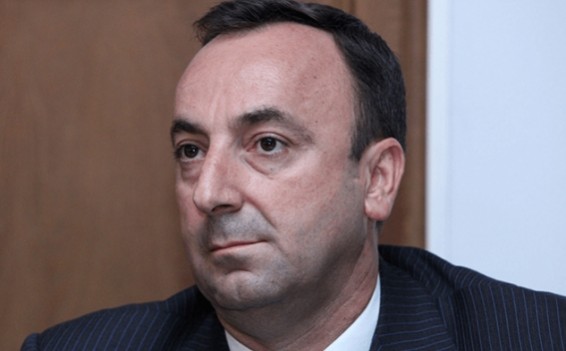 Այս պահին ՀՔԾ-ն Հրայր Թովմասյանի բնակարանում խուզարկություն է իրականացնում. պաշտպան (ուղիղ)