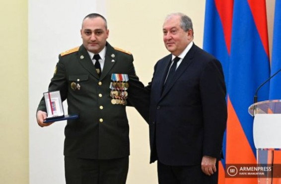 Արմեն Սարգսյանը մեդալներ և շքանշաններ է հանձնել հայրենիքի պաշտպանության գործի նվիրյալ զինծառայողներին