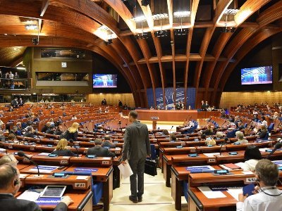 Ադրբեջանի իշխանությունները կաշառում են լրագրողներին եւ հետապնդում ընդդիմադիր ԶԼՄ-ներին. ԵԽԽՎ