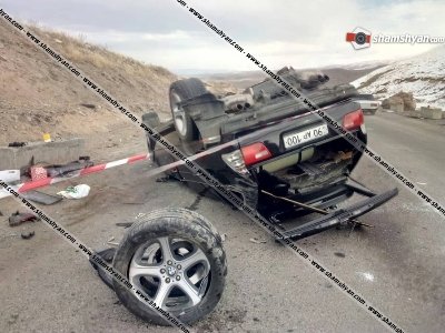 Երեւան-Գյումրի ճանապարհին BMW X5-ը բախվել է բետոնե արգելապատնեշներին եւ գլխիվայր շրջվել. կան վիրավորներ