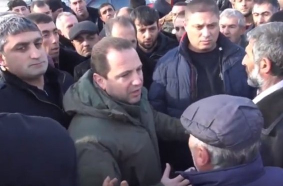 «Չեմ կարող պնդել, որ եղել է ինքնասպանություն». Դավիթ Տոնոյանը՝ մահացած զինվորի հարազատներին