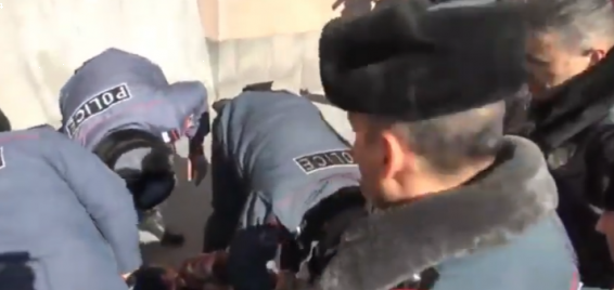 ЧП в Ереване: Мужчина пытался совершить самосожжение перед зданием правительства Армении