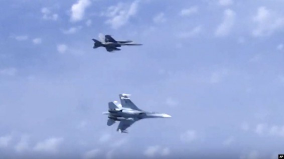 В районе Аляски перехвачены два российских военных самолета