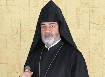 Նավասարդ Արքեպիսկոպոս Կճոյանն այս պահին էլ ցուցմունք է տալիս, իրեն առաջադրված մեղադրանքը չի ընդունում. փաստաբան