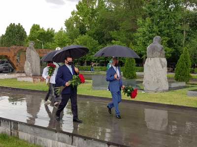 Սերժ Սարգսյանը Տարոն Մարգարյանի հետ հարգանքի տուրք է մատուցել Անդրանիկ Մարգարյանի հիշատակին