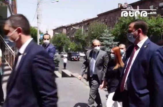 LIVE: Фракция правящего блока «Мой шаг» созвала заседание