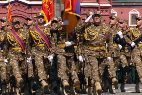 По Красной площади торжественным маршем прошел армянский контингент из 75 человек