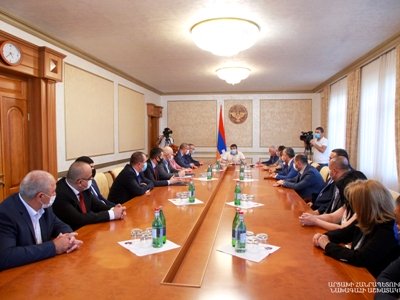 Արայիկ Հարությունյանը հանդիպել է «Ազատ հայրենիք - ՔՄԴ»-ի անդամներին. խոսվել է նաեւ սահմանին ստեղծված լարվածության մասին