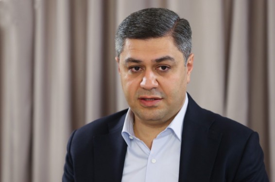 Ձերբակալվածին ստիպում են Արթուր Վանեցյանի դեմ ցուցմունք տալ. նրա կնոջը մինչև կեսգիշեր պահել են ԱԱԾ-ում․ Hraparak.am