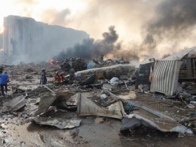 Жителей Бейрута предупредили не приближаться к району взрыва из-за загрязненности воздуха