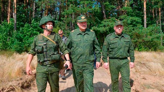 Лукашенко заявил, что привел армию в полную готовность из-за активности сил НАТО у границы