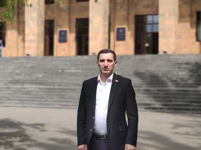 Ըտենց էլ էս ծիծաղաշարժ իշխանությունը չկարողացավ ժողովրդին ժպիտ պարգևել, չնայած՝ դիմակով ժպիտը ո՞րս է. Գեւորգ Պետրոսյան