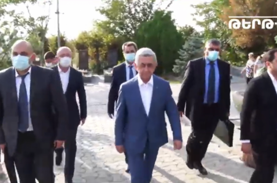 Սրեժ Սարգսյանը Եռաբլուրում  հարգանքի տուրք մատուցեց Հայրենիքի համար զոհված զինվորների հիշատակին (տեսանյութ)