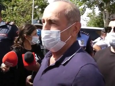 «Ես կխնդրեմ արեւի տակ չկանգնել եւ գնալ տուն». Ռոբերտ Քոչարյանը դատարանի բակում հանդիպեց իր աջակիցների հետ