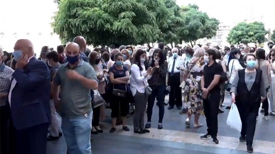 Преподаватели Армянского государственного экономического университета проводят акцию перед зданием правительства