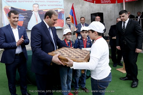 Քաղաքապետը պարգևատրել է Կարեն Ասրյանի հուշամրցաշարի հաղթող թիմին