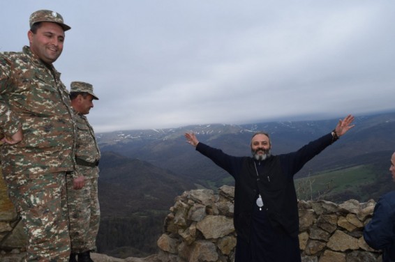 Երկու օր առաջ Աստծուն հանձնեցինք իմ Կարենին, վաղը իմ երկրորդ զավակին՝ Տիգրանին. տղե՜րք, ձեր արյունով ենք ապրելու. Բագրատ Սրբազան