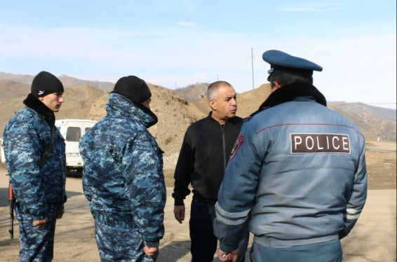 Արցախի ոստիկանապետն այցելել է Ստեփանակերտ-Գորիս ճանապարհահատվածում տեղադրված անցակետեր և տեղում ծանոթացել իրավիճակին