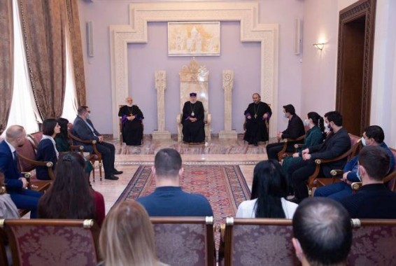 Гарегин II принял членов инициативы “Университет рядом с семьями погибших”