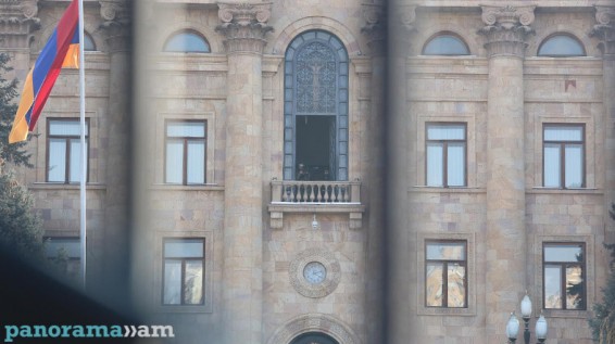 С балкона здания НС Армении оружие направили в сторону участников митинга на проспекте Баграмяна
