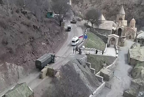 Армянские паломники в сопровождении российских миротворцев посетили Дадиванк и Амарас