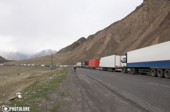 Լարսի ռուսական կողմում կա կուտակված մոտ 370 բեռնատար