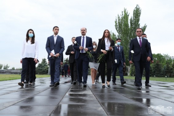 Իրաքի խորհրդարանի պատվիրակության անդամներն այցելել են Ծիծեռնակաբերդ ու Մատենադարան