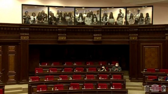 Доклад омбудсмена Армении вместо депутатов слушают ученики