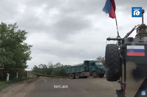 Ստեփանակերտի մոտ` «Զառին բաղ» խաչմերուկում ռուսները կանգնեցրել են հայերի մեքենաները, որ ադրբեջանցիների շարասյունն անցնի