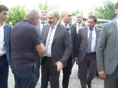Пашиняна в Нубарашене встретили скандированиями «турок» и «предатель»