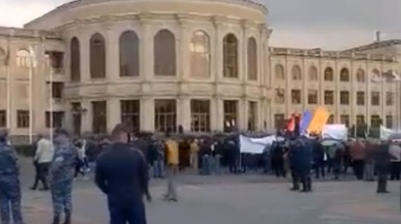 Կերա՞ր, կապիտուլյանտ․ Ռուբեն Մխիթարյանը՝ Գյումրիում Փաշինյանի ձախողված հավաքի մասին