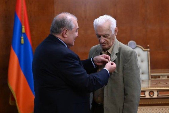 Президент Армен Саркисян вручил медаль “Анания Ширакаци” архитектору Сашуруу Калашяну