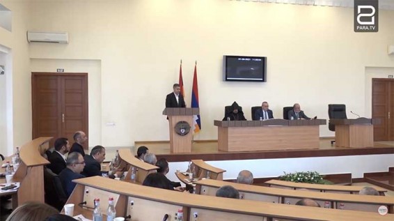 Арцахские депутаты не аплодируют после выступления депутата от ГД