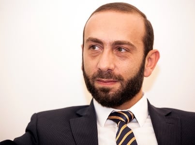Министру иностранных дел Армении удалось наконец-то выехать в Душанбе