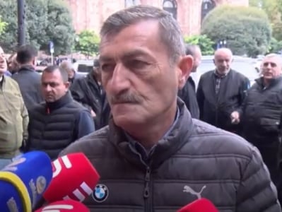 «Ձմեռ է գալիս, բնակարանային խնդրի լուծման հարցում տեղաշարժ չկա». Հադրութցիների բողոքի ակցիան Կառավարության շենքի դիմաց