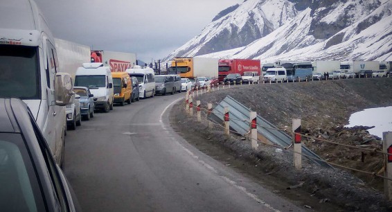 Վերին Լարսը նորից փակ է բեռնատարների համար