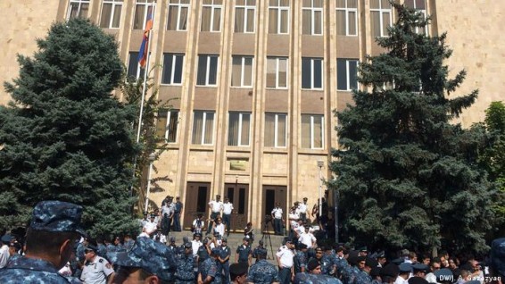 Ինչ հարցերով է ՍԴ դիմել խորհրդարանի «ընդդիմությունը» եւ ինչ նախադեպ է ստեղծել