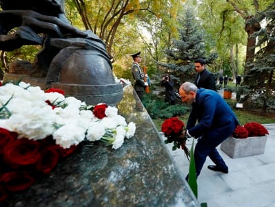 Премьер-министр почтил память жертв преступления 27 октября 1999 года