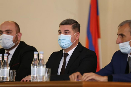 Գնել Սանոսյանն Արագածոտնի մարզպետարանում ներկայացրել է նորանշանակ մարզպետ Ռազմիկ Պետրոսյանին